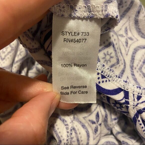 Cabi Blue White Medallion Print Wrap Top Sz XS - Picture 5 of 7